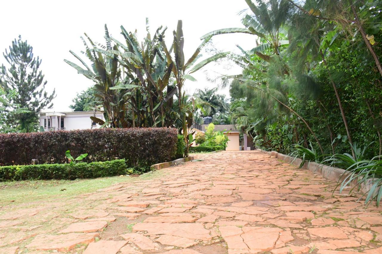 Golden Cherries Guest House Jinja Exterior photo