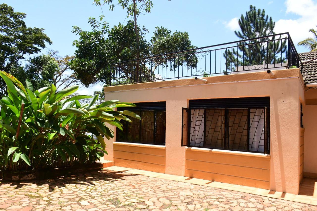 Golden Cherries Guest House Jinja Exterior photo